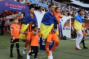 FC Shakhtar Donetsk players take to the field before the match
