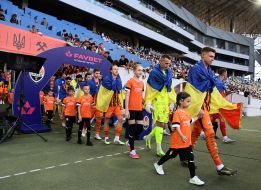 FC Shakhtar Donetsk players take to the field before the match