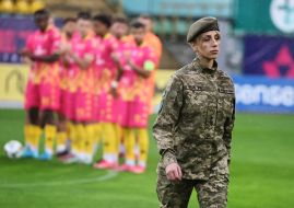 Девушка-военнослужащая