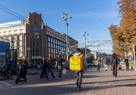 Курьер службы доставки Glovo