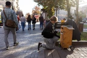 Прохожие на улице в центре Киева