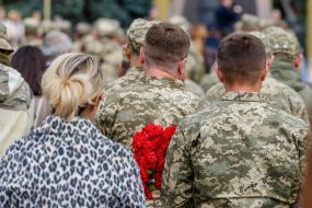 Церемония возложения цветов к Мемориалу павшим Героям