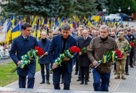 Церемония возложения цветов к Мемориалу павшим Героям