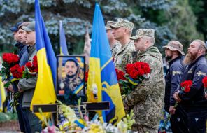 Церемония возложения цветов к Мемориалу павшим Героям