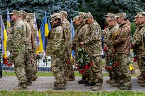 Церемония возложения цветов к Мемориалу павшим Героям