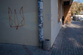 An image of a trident on the wall of a house in Kherson