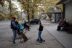 Местные жители на одной из улиц в Херсоне