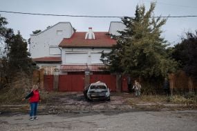 A car burned as a result of shelling in Kherson.