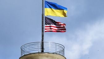 Прапори України та США