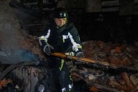 Спасатель разбирает завалы