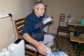 Пациент с травмированной рукой в палате