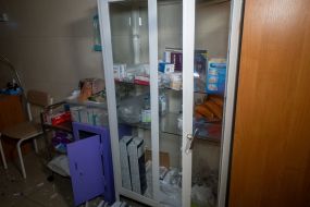 Разбитый шкаф с медикаментами в манипуляционной эндокринологического отделения одной из больниц Харькова