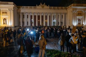 Учасники акції проти міського голови Геннадія Труханова біля будівлі мерії в Одесі