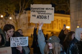 Учасники акції проти міського голови Геннадія Труханова біля будівлі мерії в Одесі