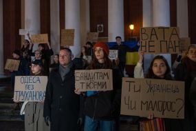 Учасники акції проти міського голови Геннадія Труханова біля будівлі мерії в Одесі