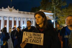 Учасники акції проти міського голови Геннадія Труханова біля будівлі мерії в Одесі