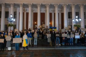 Учасники акції проти міського голови Геннадія Труханова біля будівлі мерії в Одесі