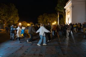 Учасники акції проти міського голови Геннадія Труханова біля будівлі мерії в Одесі