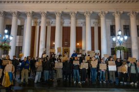 Учасники акції проти міського голови Геннадія Труханова біля будівлі мерії в Одесі
