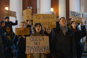 Учасники акції проти міського голови Геннадія Труханова біля будівлі мерії в Одесі