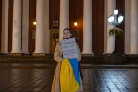 Учасниця акції проти міського голови Геннадія Труханова біля будівлі мерії в Одесі