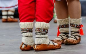 Молодь в гуцульських постолах