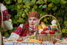 Девушка в гуцульской народной одежде