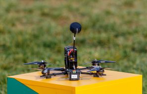 FPV-дрон на стартовой площадке