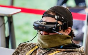 Пилот FPV-дрона в очках