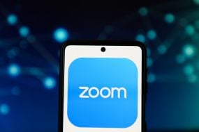 Логотип облачного сервиса для видеоконференций и онлайн-встреч Zoom на экране мобильного телефона во Львове