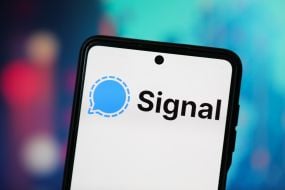 Логотип бесплатного приложения-мессенджера Signal на экране мобильного телефона