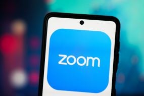 Логотип облачного сервиса для видеоконференций и онлайн-встреч Zoom на экране мобильного телефона во Львове
