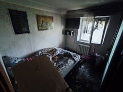 Поврежденная комната в жилом доме после ночной атаки дронами в Деснянском районе Киева