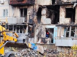 Полуразрушенный и обгоревший фасад жилого дома после ночной атаки дронами в Деснянском районе Киева