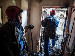 Спасатели ликвидируют последствия попаданий в жилую девятиэтажку после ночной атаки дронами в Деснянском районе Киева