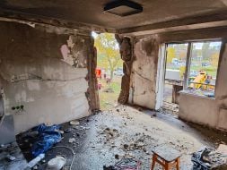 Разрушеная комната в жилом доме после ночной атаки дронами в Деснянском районе Киева
