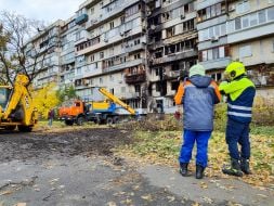 Полуразрушенный и обгоревший фасад жилого дома после ночной атаки дронами в Деснянском районе Киева