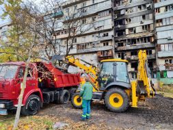 Полуразрушенный и обгоревший фасад жилого дома после ночной атаки дронами в Деснянском районе Киева