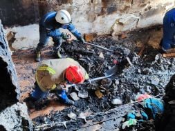 Спасатели ликвидируют последствия попаданий в жилую девятиэтажку после ночной атаки дронами в Деснянском районе Киева
