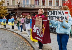 Участники акции-напоминания "Не молчи! Плен убивает!" в Ужгороде