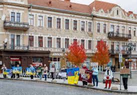 Участники акции-напоминания "Не молчи! Плен убивает!" в Ужгороде