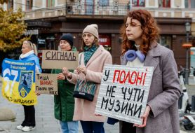 Участники акции-напоминания "Не молчи! Плен убивает!" в Ужгороде