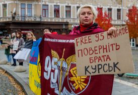 Участники акции-напоминания "Не молчи! Плен убивает!" в Ужгороде