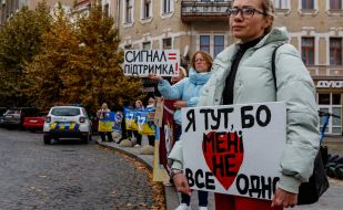 Участники акции-напоминания "Не молчи! Плен убивает!" в Ужгороде