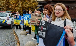 Участники акции-напоминания "Не молчи! Плен убивает!" в Ужгороде