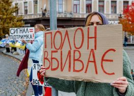 Участники акции-напоминания "Не молчи! Плен убивает!" в Ужгороде