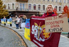 Участники акции-напоминания "Не молчи! Плен убивает!" в Ужгороде