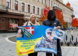 Участники акции-напоминания "Не молчи! Плен убивает!" в Ужгороде