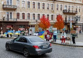 Участники акции-напоминания "Не молчи! Плен убивает!" в Ужгороде