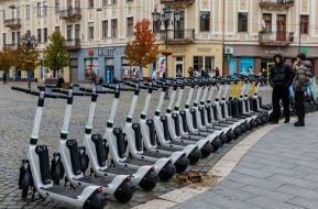 Общественные электросамокаты на улице в Ужгороде